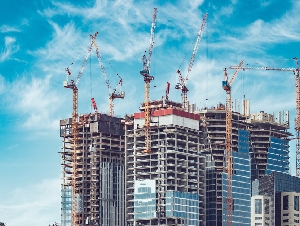 المقاولات والعقارات